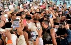 Anies Baswedan Salat...