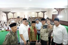Momen Anies Kunjungi...