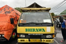 Nekad Dahului Truk Lewat...