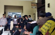Bangunkan Sahur Sambil...