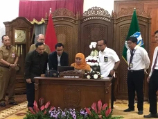 Gubernur Khofifah Ajak...