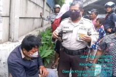 Bermodalkan Lencana...