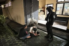 Mabuk dan Bikin Onar,...