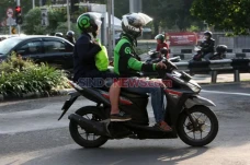 Karyawan Nantikan Pemberian...