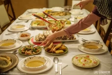 Memberi Makan Berbuka...