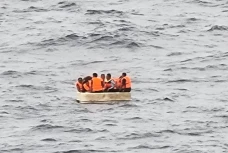 Evakuasi 8 ABK di Perairan...