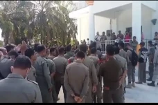 Tuntut Kasatnya Mundur,...