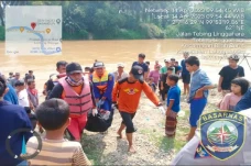 Mencari Ikan di Sungai...