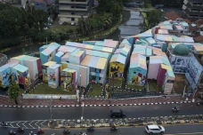 Warga Kampung Gembira...