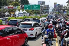 Jalur Puncak Macet,...