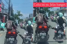 Prajurit TNI Tendang...