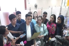 Keluarga Korban Jatuh...