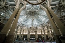 Masjid Agung Roma, Salah...