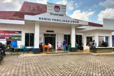 Menggelikan! Warga Serbu...