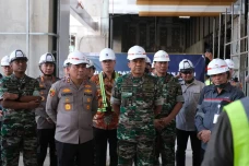 Cek Jalur Kereta Cepat...
