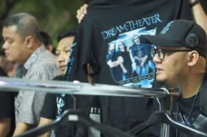 Merchandise Resmi Dream...
