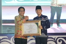 Bupati Trenggalek Raih...