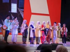 Ibu Iriana Hadiri HUT...