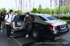 Fantastis! Mobil Mercedes-Maybach...