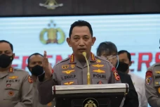 Berani Sikat Benalu,...