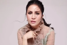 8 Kolam Renang Mewah...