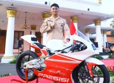 Pembalap Mario Aji Dinobatkan...