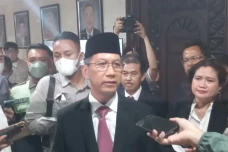 Hore, Karyawan di Jakarta...