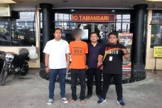 Ancam Korban Pakai Celurit...