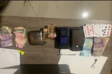 Asyik Main Judi Remi,...