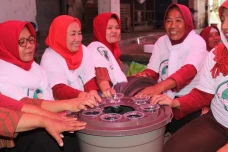 Emak-emak Majelis Taklim...