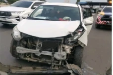 Dua Minibus Kecelakaan...
