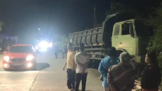 Truk Tabrak Warung di...