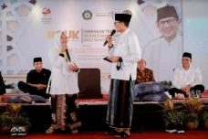 Kunjungi Pesantren Ar...