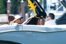 Shakira dan Lewis Hamilton...