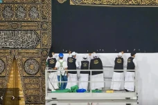 Kain Kiswah yang Menutup...