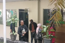 Buka-bukaan Jonathan,...