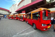Berkeliling dengan Bus...