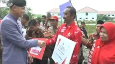 Serahkan Bantuan Rp...