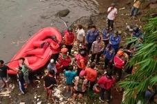 Tak Bisa Berenang, Bocah...