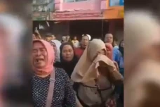 Viral! Ratusan PKL Menangis...