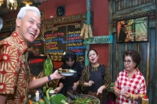Buatkan Sambal Terung...