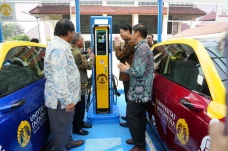 Honda Pinjamkan Mobil...