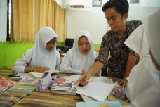 Kisah Syarif dan Desi,...