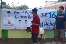 Berbagi dengan Masyarakat,...