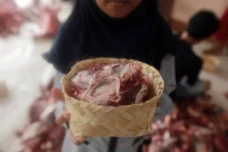 Hukum Membagikan Daging...