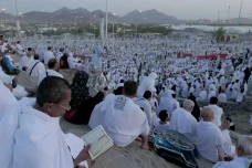 Suhu di Makkah 45-50...