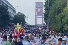 Ribuan Jemaah Padati...