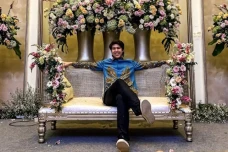 Unggah Foto Duduk di...