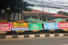 Karangan Bunga Hiasi...