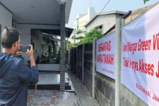 Kisruh Penembokan Akses...